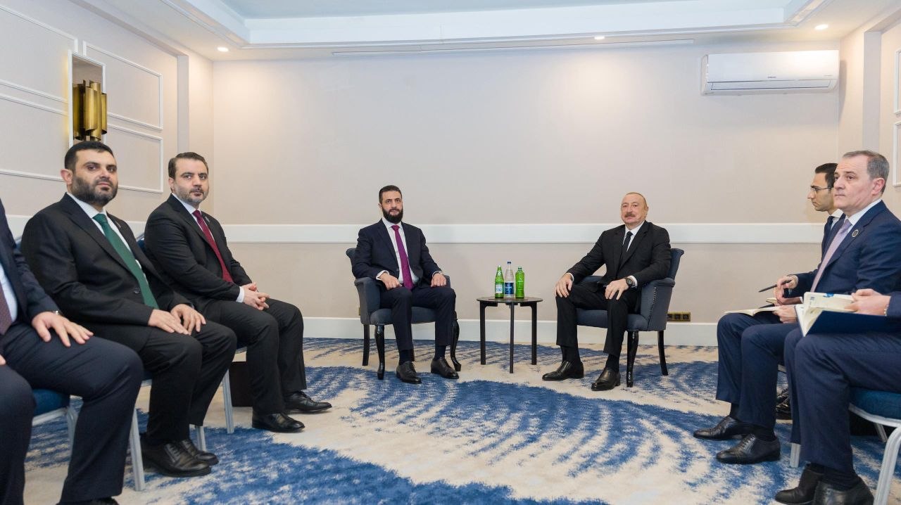 فخامة رئيس الجمهورية العربية السورية السيد أحمد الشرع ووزير الخارجية والمغتربين السيد أسعد حسن الشيباني ورئيس جهاز الاستخبارات السيد حسين السلامة، يلتقون رئيس جمهورية أذربيجان السيد إلهام علييف