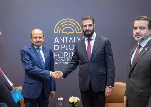 فخامة رئيس الجمهورية العربية السورية السيد أحمد الشرع يرافقه وزير الخارجية والمغتربين السيد أسعد حسن الشيباني ورئيس جهاز الاستخبارات العامة السيد حسين السلامة يلتقي برئيس مجلس الوزراء ووزير الخارجية اليمني السيد شائع محسن الزنداني