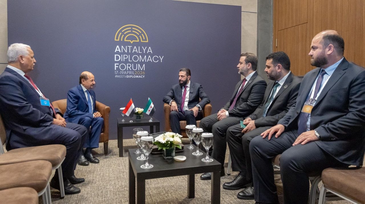 فخامة رئيس الجمهورية العربية السورية السيد أحمد الشرع يرافقه وزير الخارجية والمغتربين السيد أسعد حسن الشيباني ورئيس جهاز الاستخبارات العامة السيد حسين السلامة يلتقي برئيس مجلس الوزراء ووزير الخارجية اليمني السيد شائع محسن الزنداني