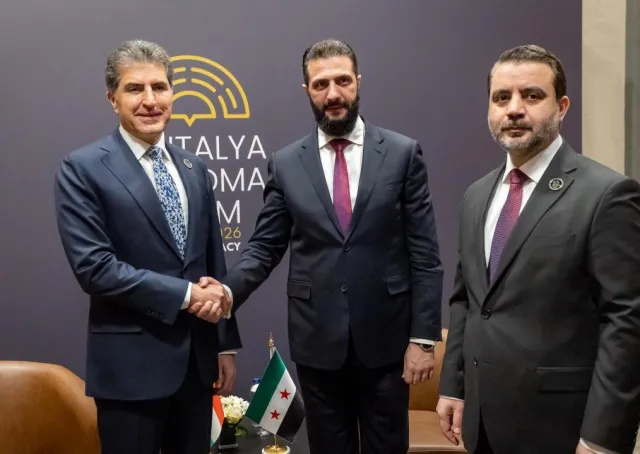 اجتمع فخامة رئيس الجمهورية العربية السورية السيد أحمد الشرع ووزير الخارجية والمغتربين السيد أسعد حسن الشيباني ورئيس جهاز الاستخبارات السيد حسين السلامة، مع رئيس إقليم كردستان العراق السيد نيجيرفان بارزاني والوفد المرافق له