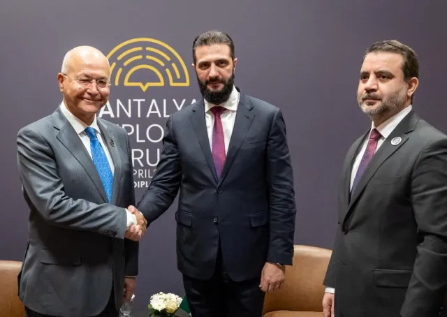 فخامة رئيس الجمهورية العربية السورية السيد أحمد الشرع ووزير الخارجية والمغتربين السيد أسعد حسن الشيباني ورئيس جهاز الاستخبارات السيد حسين السلامة، يلتقون المفوض السامي للأمم المتحدة لشؤون اللاجئين السيد برهم صالح 