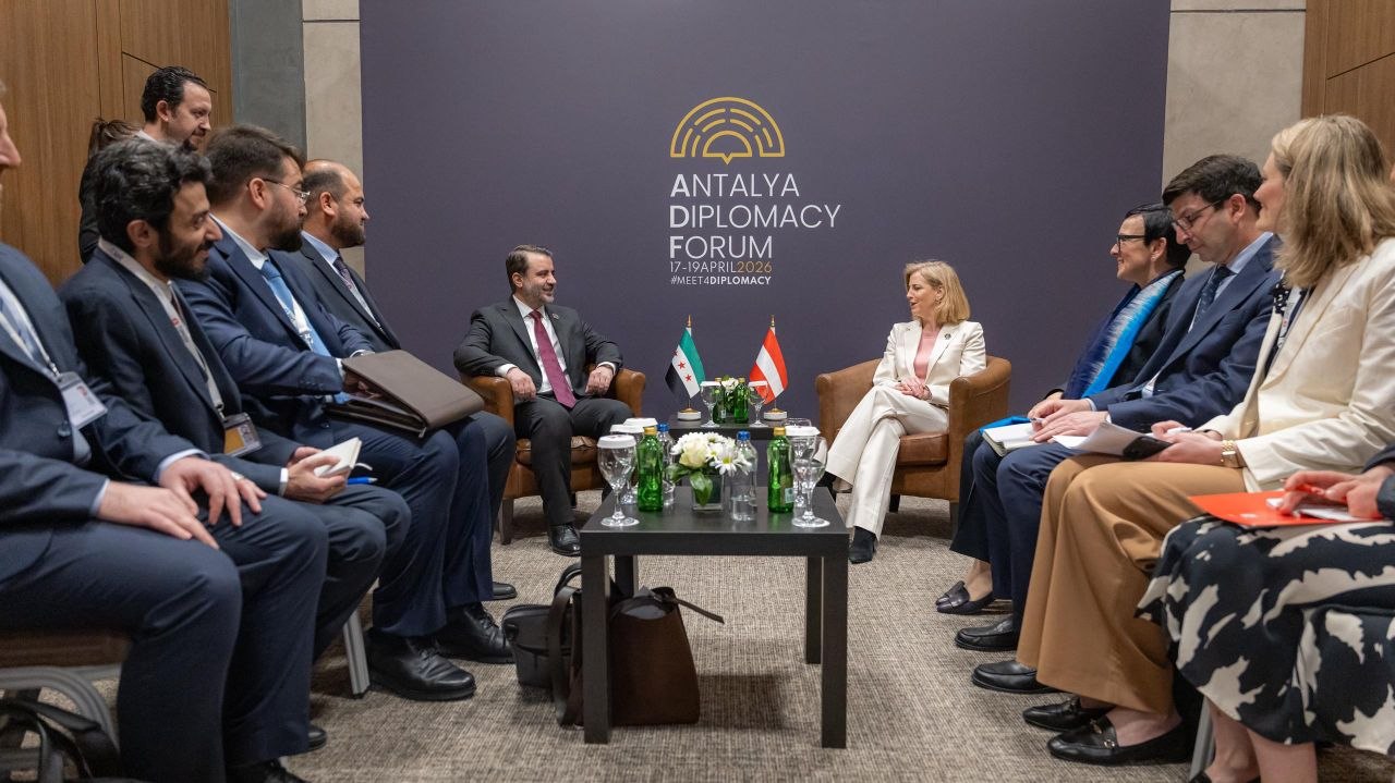 التقى وزير الخارجية والمغتربين السيد أسعد حسن الشيباني، بوزيرة الشؤون الأوروبية والدولية ووزيرة خارجية النمسا السيدة بياتي ماينل ريزينغر