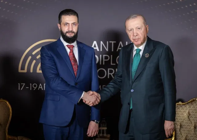 فخامة رئيس الجمهورية العربية السورية السيد أحمد الشرع يرافقه وزير الخارجية والمغتربين ورئيس جهاز الاستخبارات يلتقي رئيس الجمهورية التركية السيد رجب طيب أردوغان بحضور وزير خارجية تركيا ووزير الدفاع ورئيس جهاز الاستخبارات التركي