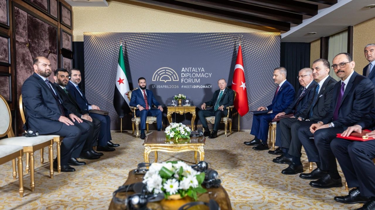 فخامة رئيس الجمهورية العربية السورية السيد أحمد الشرع يرافقه وزير الخارجية والمغتربين ورئيس جهاز الاستخبارات يلتقي رئيس الجمهورية التركية السيد رجب طيب أردوغان بحضور وزير خارجية تركيا ووزير الدفاع ورئيس جهاز الاستخبارات التركي