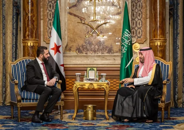 فخامة رئيس الجمهورية السيد أحمد الشرع ووزير الخارجية والمغتربين السيد أسعد حسن الشيباني، يلتقون في مدينة جدة، صاحب السمو الملكي الأمير محمد بن سلمان آل سعود ولي العهد رئيس مجلس الوزراء