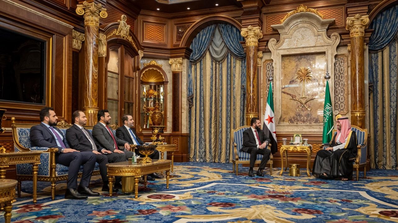 فخامة رئيس الجمهورية السيد أحمد الشرع ووزير الخارجية والمغتربين السيد أسعد حسن الشيباني، يلتقون في مدينة جدة، صاحب السمو الملكي الأمير محمد بن سلمان آل سعود ولي العهد رئيس مجلس الوزراء