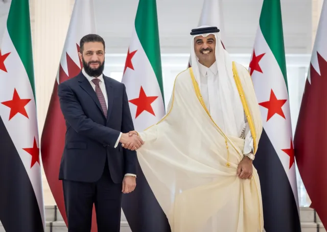 التقى فخامة رئيس الجمهورية السيد أحمد الشرع، يرافقه وزير الخارجية والمغتربين، في العاصمة الدوحة، صاحب السمو الشيخ تميم بن حمد آل ثاني أمير دولة قطر، ووزير الخارجية، إلى جانب عدد من المسؤولين من كلا البلدين