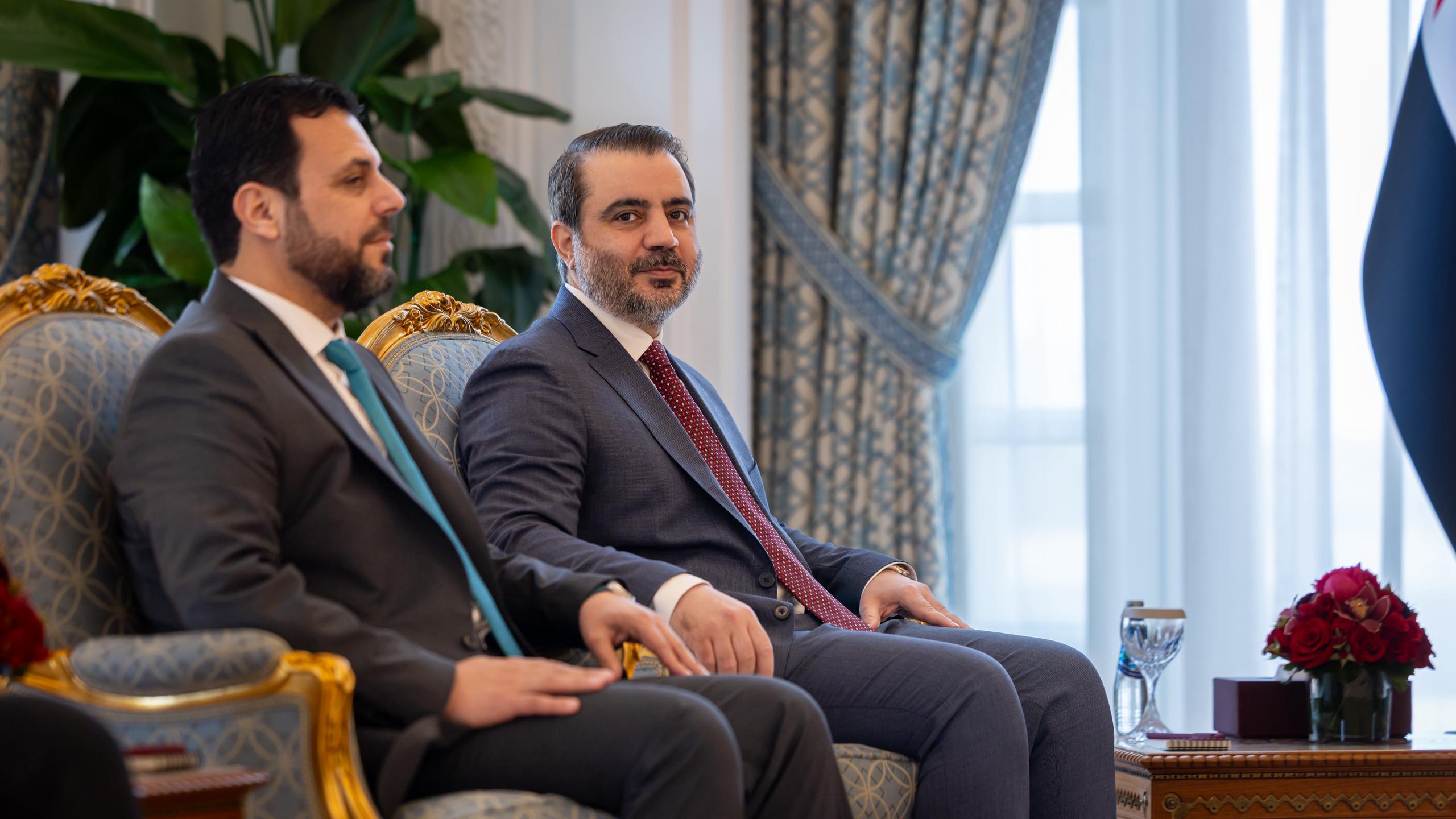 التقى فخامة رئيس الجمهورية السيد أحمد الشرع، يرافقه وزير الخارجية والمغتربين، في العاصمة الدوحة، صاحب السمو الشيخ تميم بن حمد آل ثاني أمير دولة قطر، ووزير الخارجية، إلى جانب عدد من المسؤولين من كلا البلدين