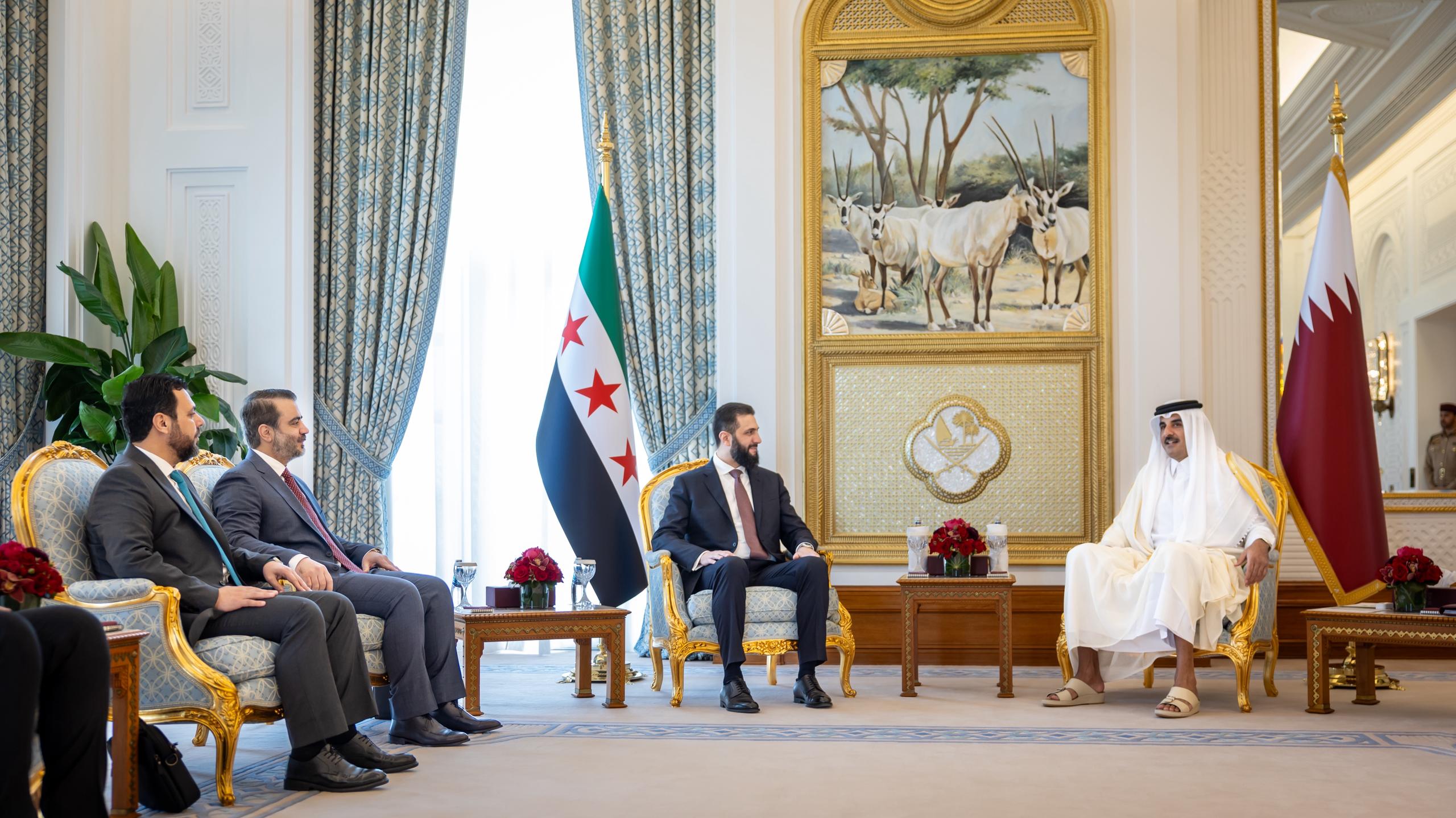 التقى فخامة رئيس الجمهورية السيد أحمد الشرع، يرافقه وزير الخارجية والمغتربين، في العاصمة الدوحة، صاحب السمو الشيخ تميم بن حمد آل ثاني أمير دولة قطر، ووزير الخارجية، إلى جانب عدد من المسؤولين من كلا البلدين