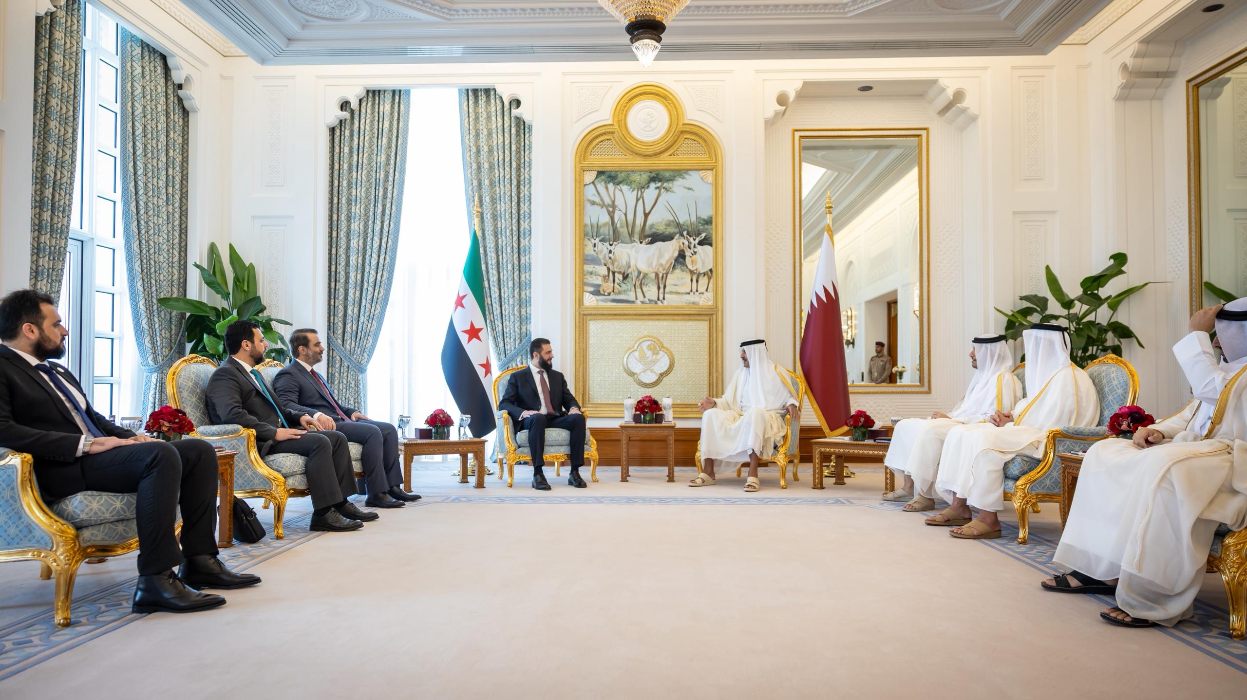 التقى فخامة رئيس الجمهورية السيد أحمد الشرع، يرافقه وزير الخارجية والمغتربين، في العاصمة الدوحة، صاحب السمو الشيخ تميم بن حمد آل ثاني أمير دولة قطر، ووزير الخارجية، إلى جانب عدد من المسؤولين من كلا البلدين