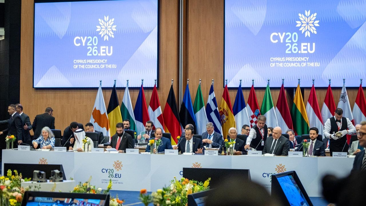 فخامة رئيس الجمهورية السيد أحمد الشرع يرافقه وزير الخارجية والمغتربين السيد أسعد حسن الشيباني، يشارك في الاجتماع غير الرسمي للاتحاد الأوروبي والشركاء الإقليميين، المنعقد في جمهورية قبرص.