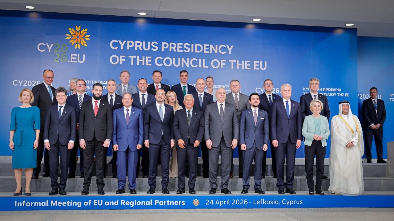 فخامة رئيس الجمهورية السيد أحمد الشرع يرافقه وزير الخارجية والمغتربين السيد أسعد حسن الشيباني، يشارك في الاجتماع غير الرسمي للاتحاد الأوروبي والشركاء الإقليميين، المنعقد في جمهورية قبرص.