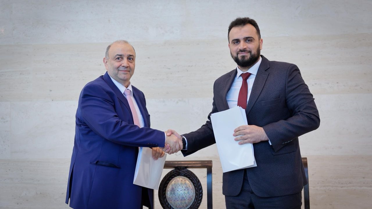 وقع مدير إدارة التعاون الدولي في وزارة الخارجية والمغتربين السيد قتيبة قاديش، مذكرة تفاهم مع شبكة الآغا خان للتنمية، ممثلةً بالسيد غطفان عجوب الممثل المقيم للشبكة في سوريا