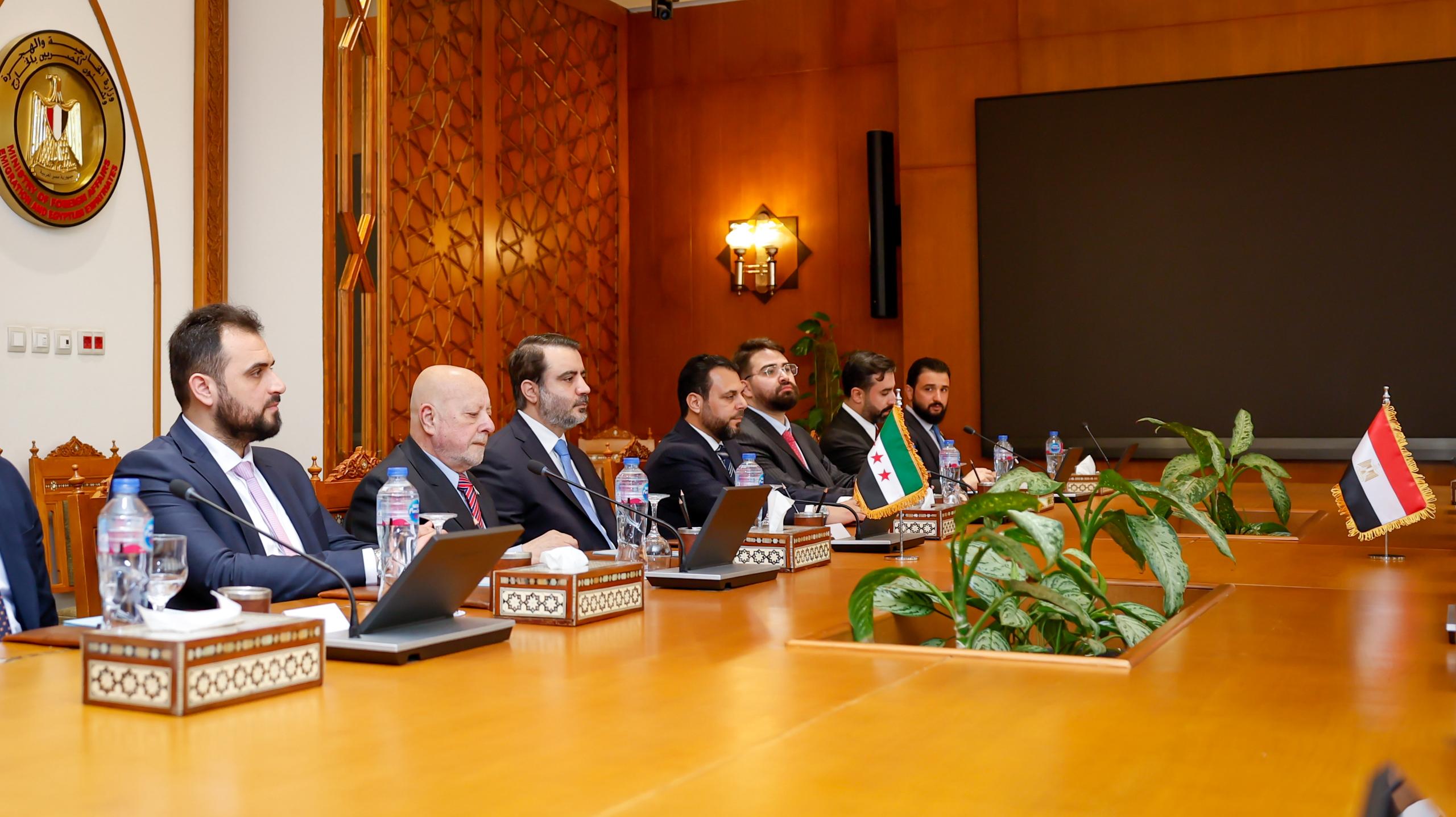 أجرى وزير الخارجية والمغتربين السيد أسعد حسن الشيباني، بمشاركة وزير الاقتصاد والصناعة الدكتور نضال الشعار مباحثات موسعة في القاهرة مع وزير الخارجية جمهورية مصر العربية الدكتور بدر عبد العاطي ووزير الصناعة السيد خالد الهاشم