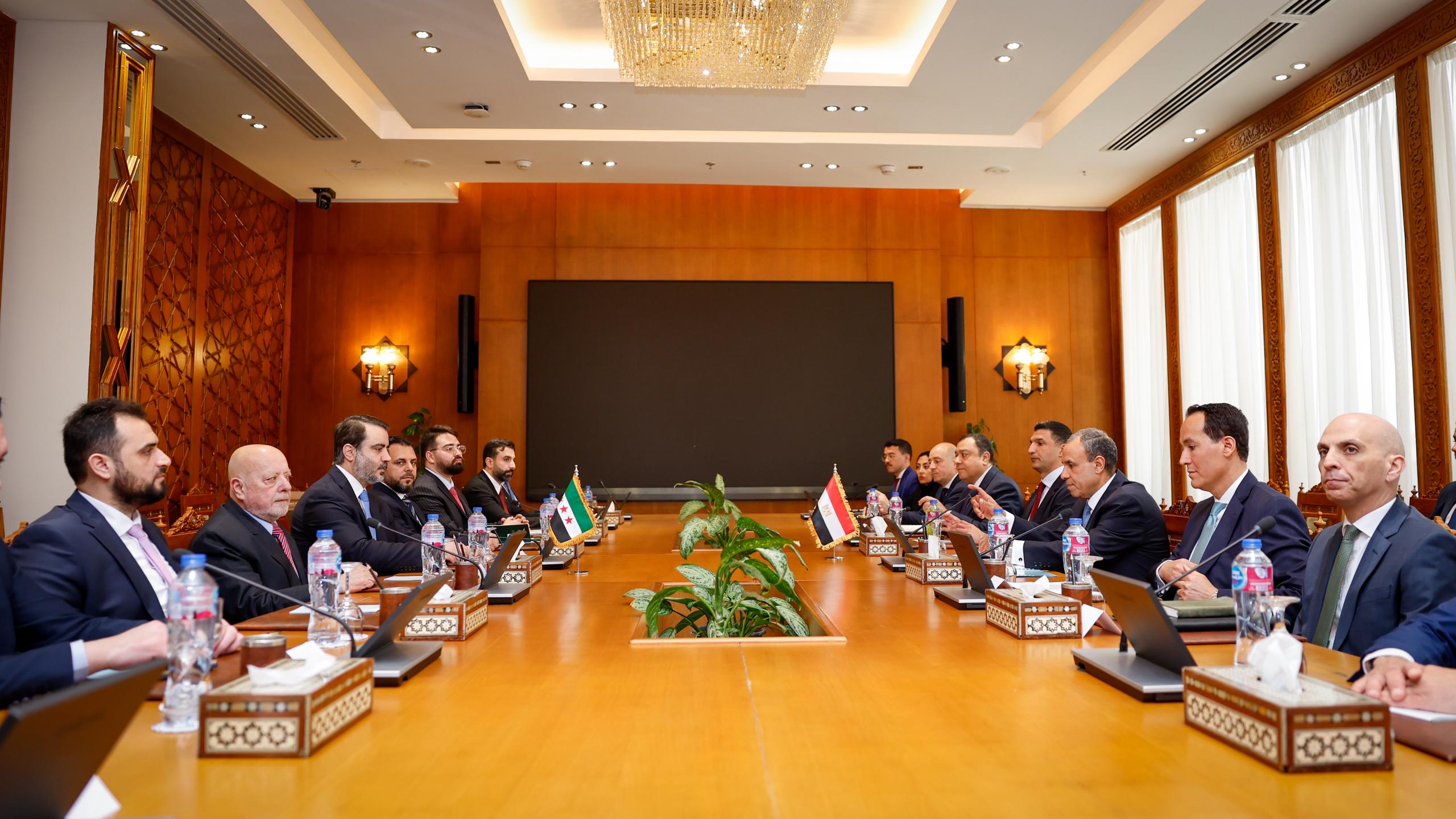 أجرى وزير الخارجية والمغتربين السيد أسعد حسن الشيباني، بمشاركة وزير الاقتصاد والصناعة الدكتور نضال الشعار مباحثات موسعة في القاهرة مع وزير الخارجية جمهورية مصر العربية الدكتور بدر عبد العاطي ووزير الصناعة السيد خالد الهاشم