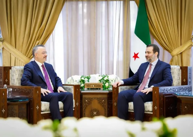 استقبل وزير الخارجية والمغتربين السيد أسعد حسن الشيباني في العاصمة دمشق سفير جمهورية تركيا لدى الجمهورية العربية السورية السيد نوح يلماز