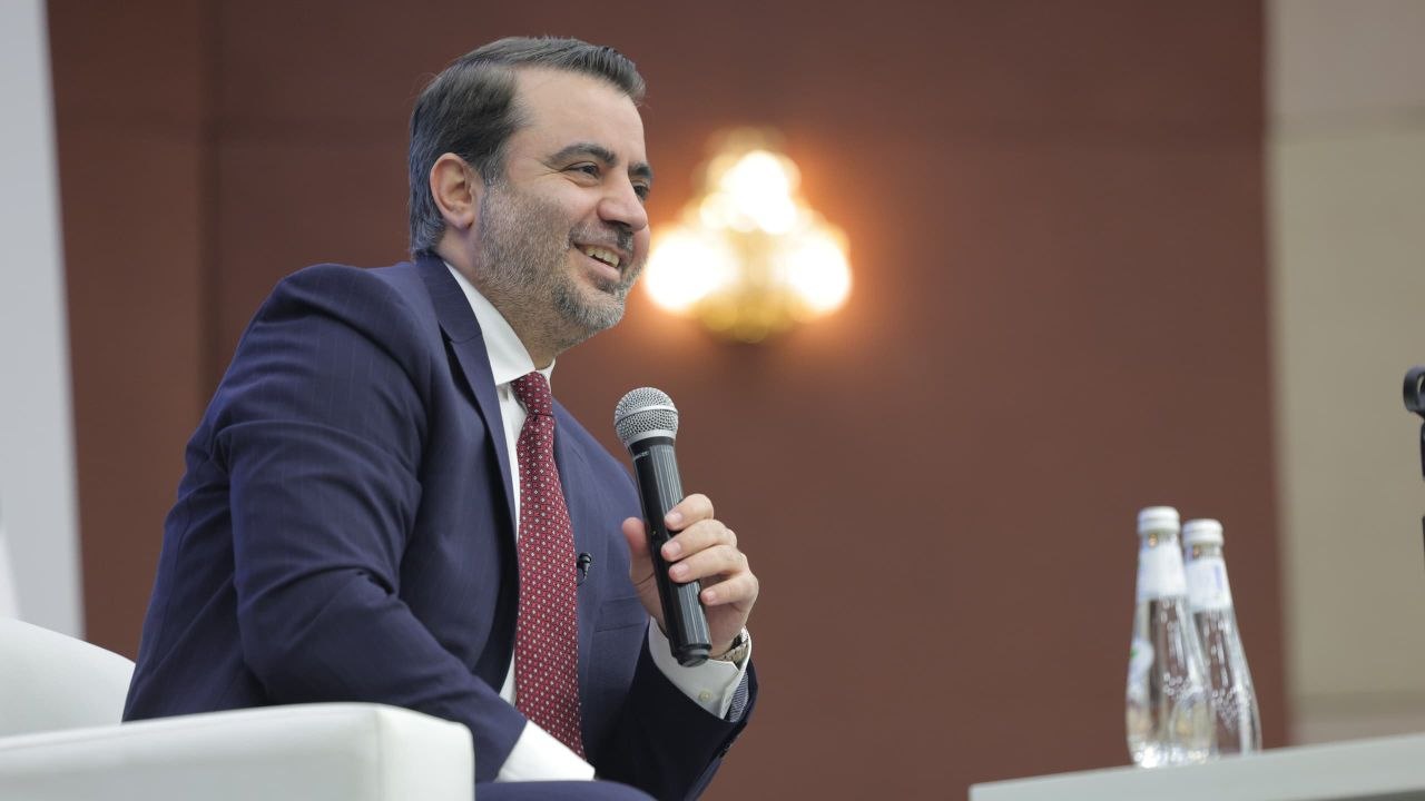 وزير الخارجية والمغتربين السيد أسعد حسن الشيباني، يلتقي بعدد من أبناء الجالية السورية في المملكة العربية السعودية، ضمن افتتاح القنصلية العامة في مدينة جدة.