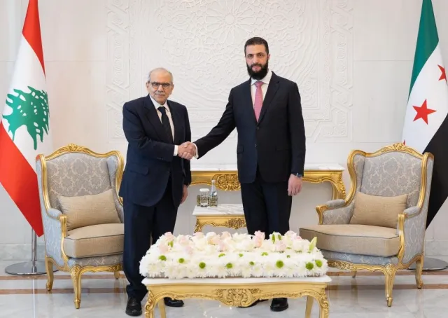 استقبل فخامة رئيس الجمهورية السيد أحمد الشرع ووزير الخارجية والمغتربين السيد أسعد حسن الشيباني وبحضور عدد من الوزراء، اليوم في قصر الشعب بدمشق، رئيس مجلس وزراء جمهورية لبنان الشقيق السيد نواف سلام على رأس وفد وزاري