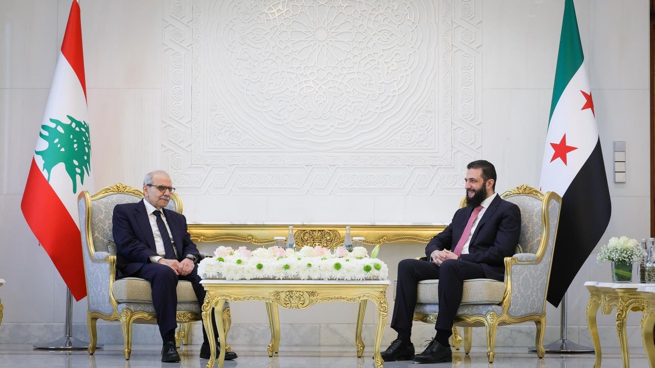 استقبل فخامة رئيس الجمهورية السيد أحمد الشرع ووزير الخارجية والمغتربين السيد أسعد حسن الشيباني وبحضور عدد من الوزراء، اليوم في قصر الشعب بدمشق، رئيس مجلس وزراء جمهورية لبنان الشقيق السيد نواف سلام على رأس وفد وزاري