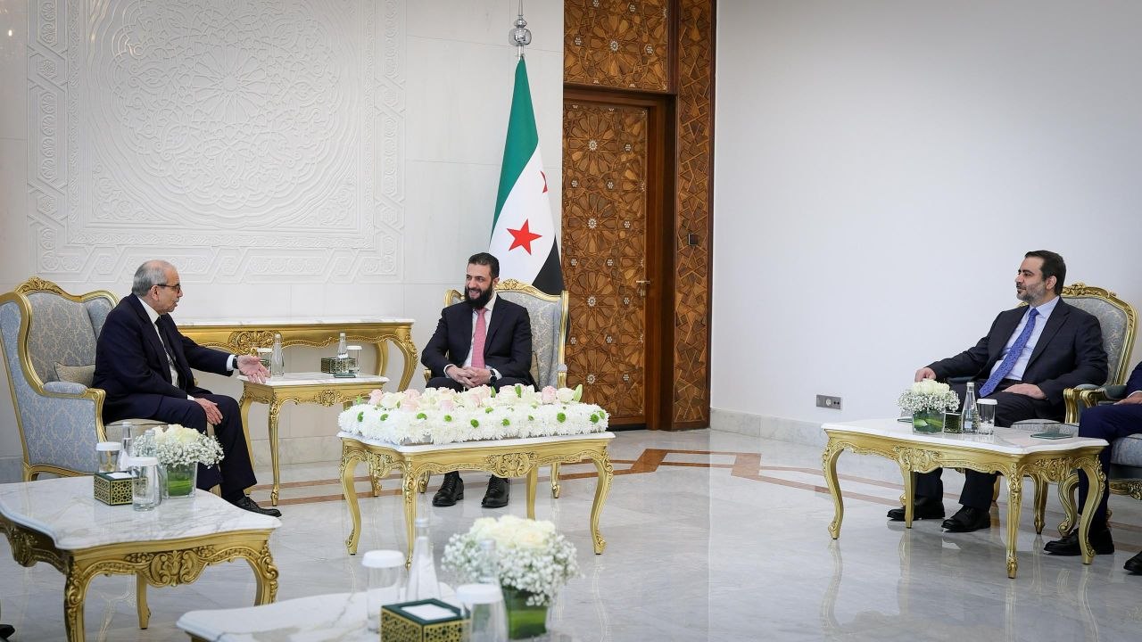 استقبل فخامة رئيس الجمهورية السيد أحمد الشرع ووزير الخارجية والمغتربين السيد أسعد حسن الشيباني وبحضور عدد من الوزراء، اليوم في قصر الشعب بدمشق، رئيس مجلس وزراء جمهورية لبنان الشقيق السيد نواف سلام على رأس وفد وزاري
