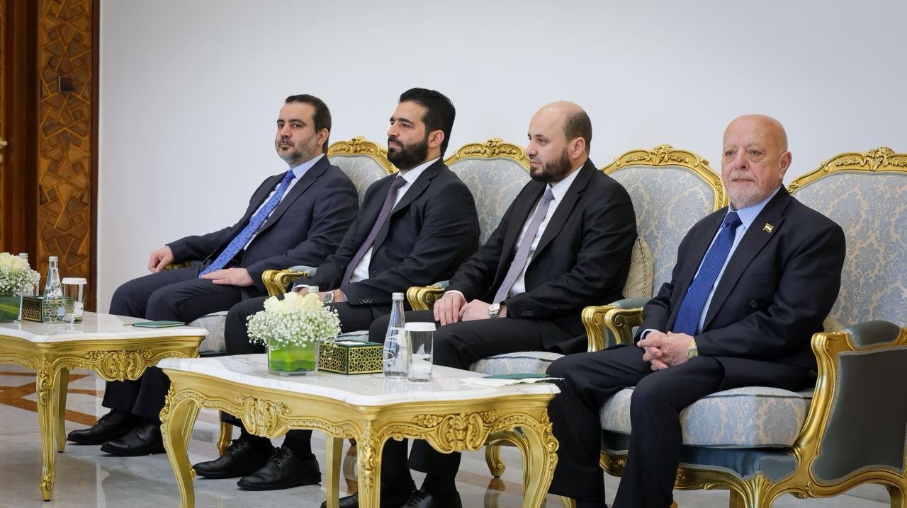 استقبل فخامة رئيس الجمهورية السيد أحمد الشرع ووزير الخارجية والمغتربين السيد أسعد حسن الشيباني وبحضور عدد من الوزراء، اليوم في قصر الشعب بدمشق، رئيس مجلس وزراء جمهورية لبنان الشقيق السيد نواف سلام على رأس وفد وزاري