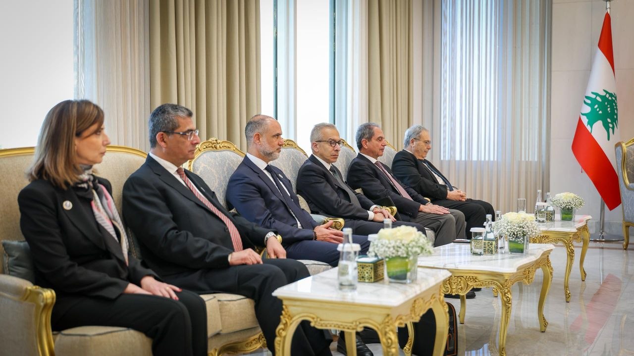 استقبل فخامة رئيس الجمهورية السيد أحمد الشرع ووزير الخارجية والمغتربين السيد أسعد حسن الشيباني وبحضور عدد من الوزراء، اليوم في قصر الشعب بدمشق، رئيس مجلس وزراء جمهورية لبنان الشقيق السيد نواف سلام على رأس وفد وزاري