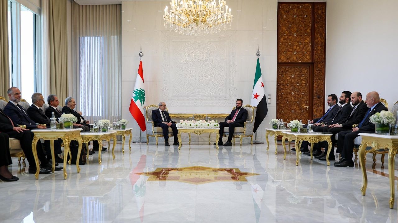 استقبل فخامة رئيس الجمهورية السيد أحمد الشرع ووزير الخارجية والمغتربين السيد أسعد حسن الشيباني وبحضور عدد من الوزراء، اليوم في قصر الشعب بدمشق، رئيس مجلس وزراء جمهورية لبنان الشقيق السيد نواف سلام على رأس وفد وزاري