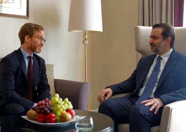 التقى وزير الخارجية والمغتربين السيد أسعد حسن الشيباني مدير برنامج الشرق الأوسط وشمال أفريقيا في المجلس الأوروبي للعلاقات الخارجية السيد جوليان بارنز دايسي