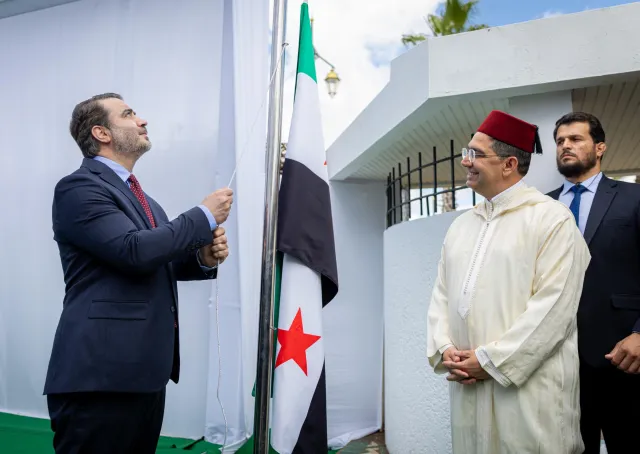وزير الخارجية والمغتربين السيد أسعد حسن الشيباني يرفع علم الجمهورية العربية السورية فوق مبنى السفارة السورية في العاصمة المغربية الرباط، بحضور وزير الشؤون الخارجية المغربي السيد ناصر بوريطة