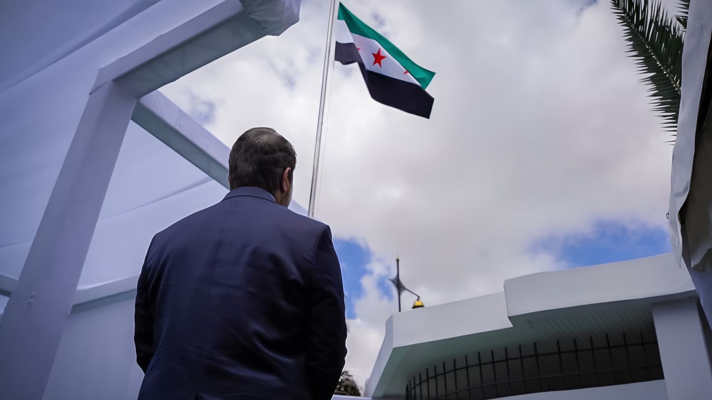 وزير الخارجية والمغتربين السيد أسعد حسن الشيباني يرفع علم الجمهورية العربية السورية فوق مبنى السفارة السورية في العاصمة المغربية الرباط، بحضور وزير الشؤون الخارجية المغربي السيد ناصر بوريطة