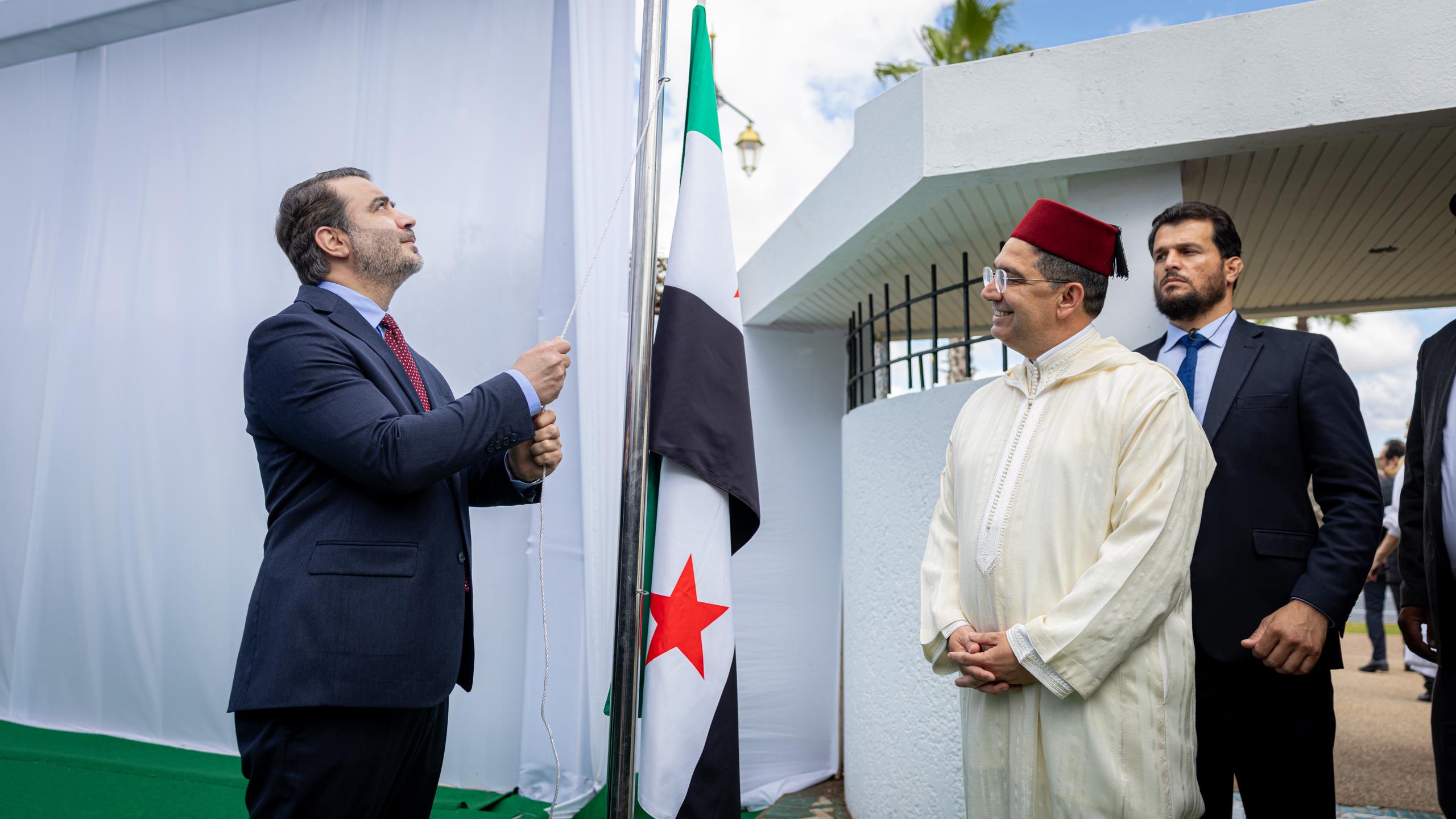 وزير الخارجية والمغتربين السيد أسعد حسن الشيباني يرفع علم الجمهورية العربية السورية فوق مبنى السفارة السورية في العاصمة المغربية الرباط، بحضور وزير الشؤون الخارجية المغربي السيد ناصر بوريطة
