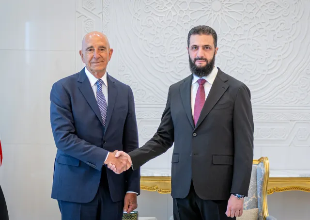 فخامة رئيس الجمهورية السيد أحمد الشرع يرافقه وزير الخارجية والمغتربين السيد أسعد حسن الشيباني، يلتقي في قصر الشعب بدمشق، المبعوث الأمريكي الخاص إلى سوريا السيد توماس باراك