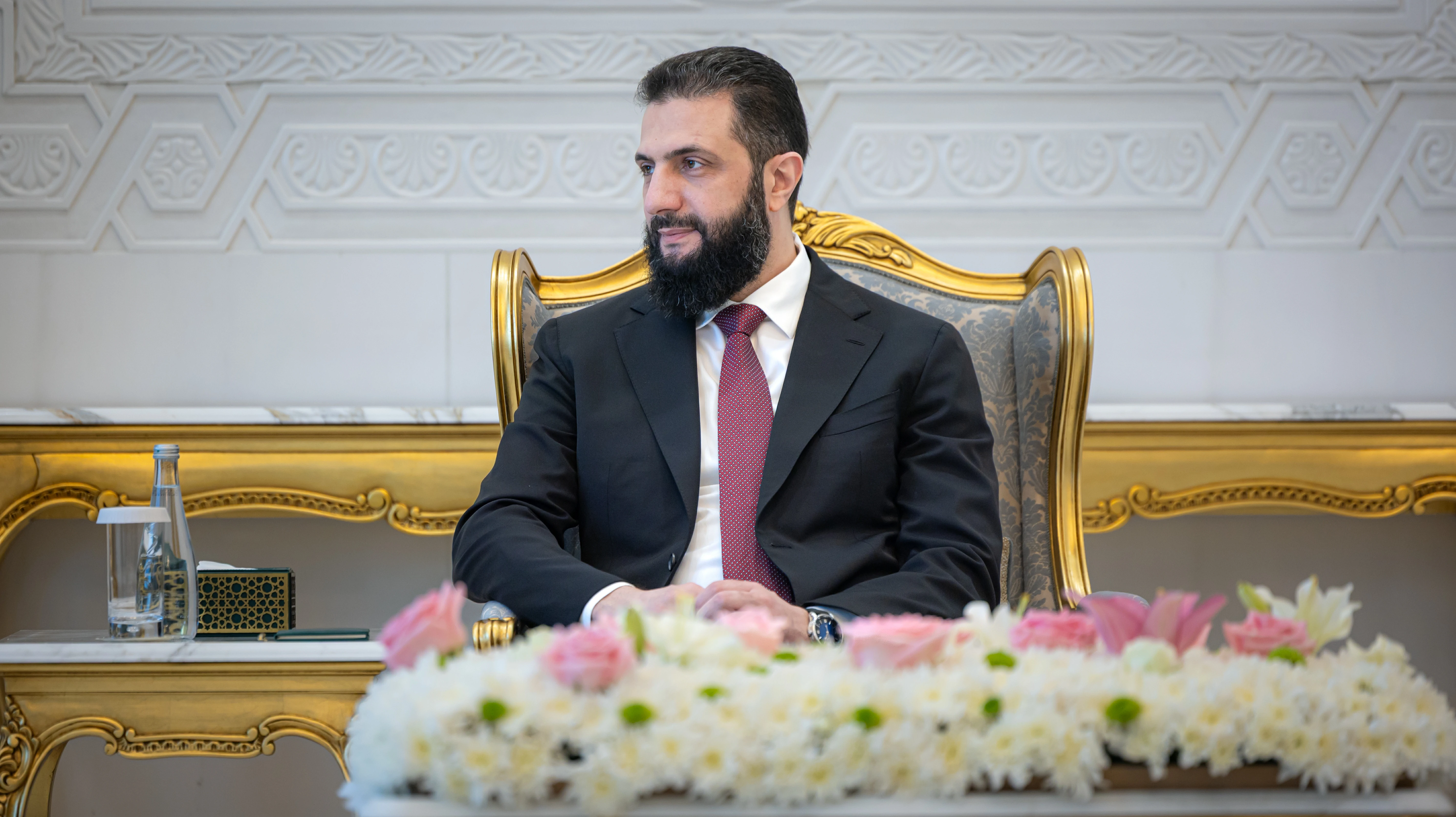فخامة رئيس الجمهورية السيد أحمد الشرع يرافقه وزير الخارجية والمغتربين السيد أسعد حسن الشيباني، يلتقي في قصر الشعب بدمشق، المبعوث الأمريكي الخاص إلى سوريا السيد توماس باراك