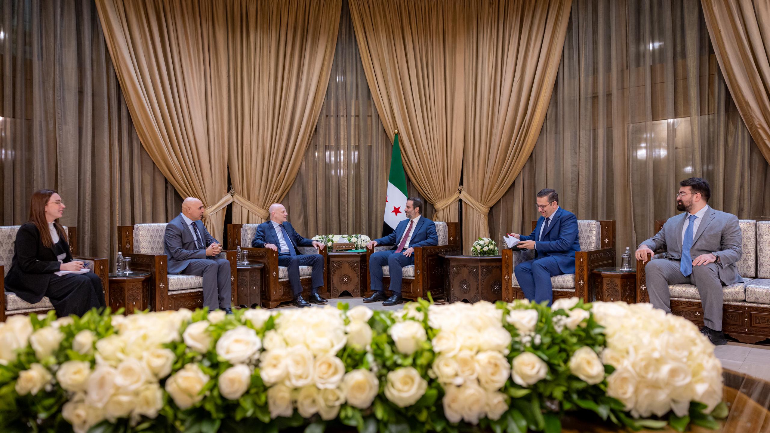 التقى وزير الخارجية والمغتربين السيد أسعد حسن الشيباني، بنائب المبعوث الخاص للأمين العام للأمم المتحدة إلى سوريا السيد كلاوديو كوردوني. 