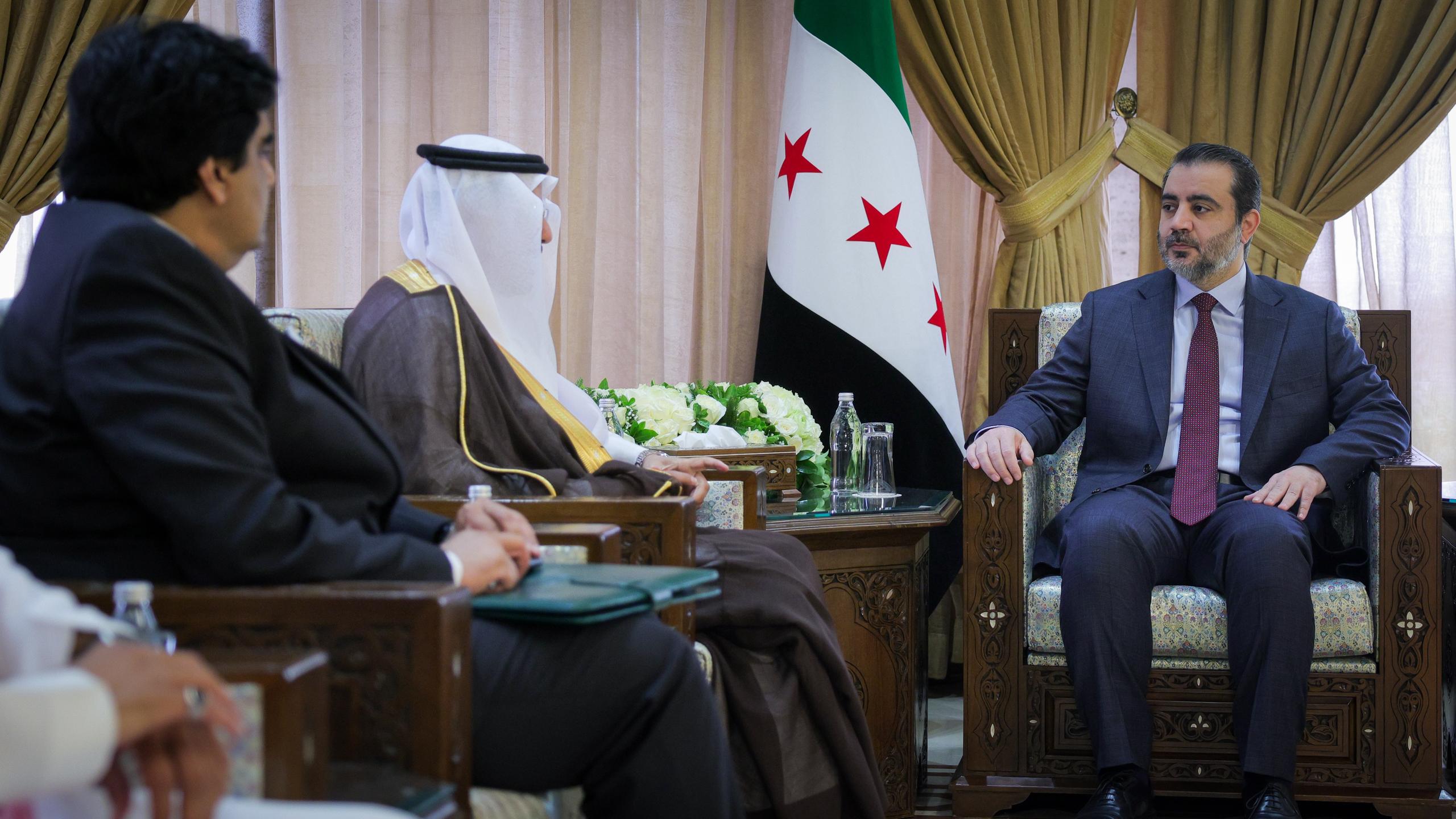 استقبل وزير الخارجية والمغتربين السيد أسعد حسن الشيباني المدير التنفيذي للهيئة الدائمة المستقلة لحقوق الإنسان في منظمة التعاون الإسلامي الدكتور هادي بن علي اليامي
