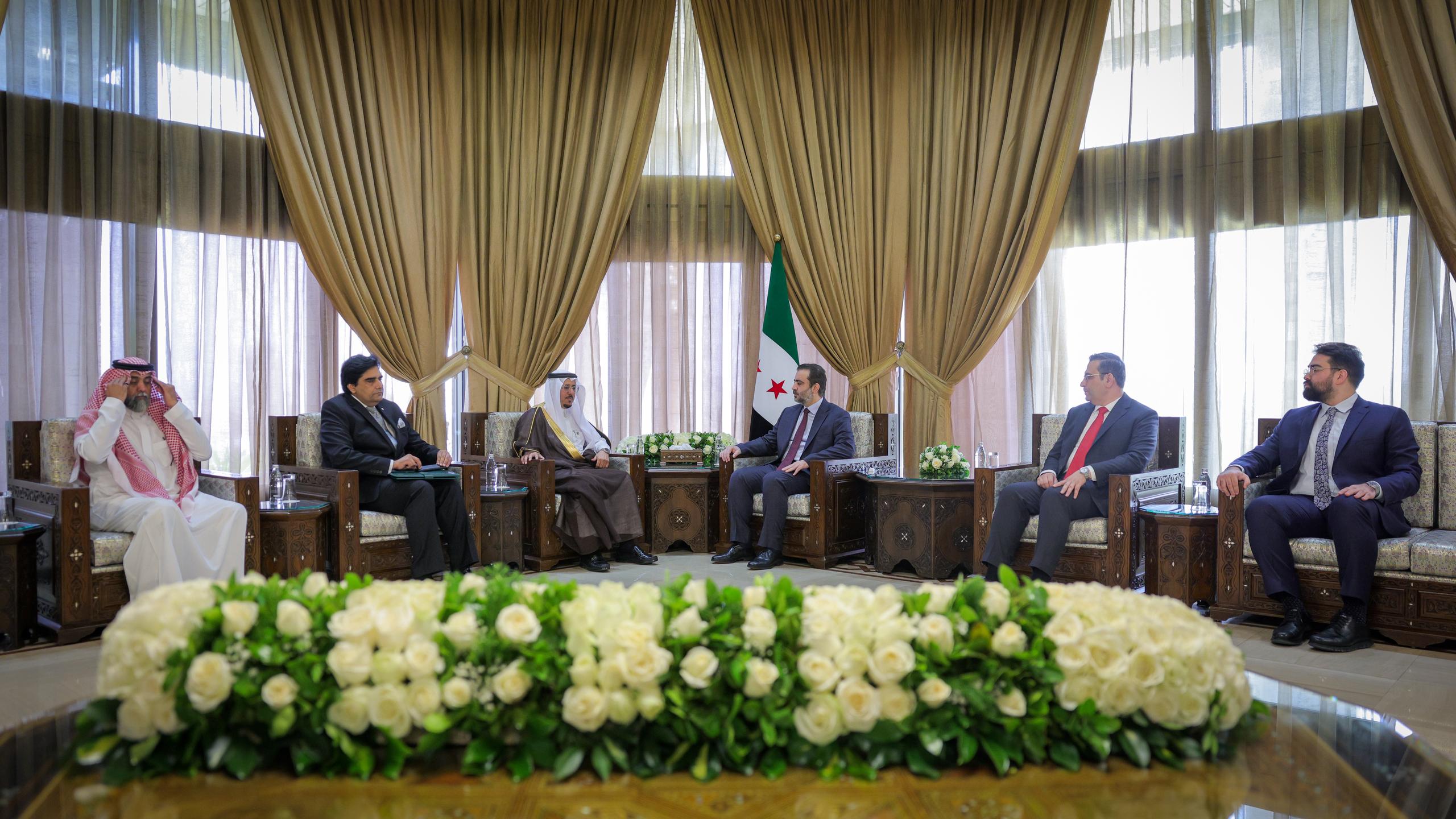 استقبل وزير الخارجية والمغتربين السيد أسعد حسن الشيباني المدير التنفيذي للهيئة الدائمة المستقلة لحقوق الإنسان في منظمة التعاون الإسلامي الدكتور هادي بن علي اليامي