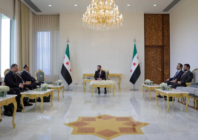 فخامة رئيس الجمهورية السيد أحمد الشرع يرافقه وزير الخارجية والمغتربين السيد أسعد حسن الشيباني ورئيس جهاز الاستخبارات العامة السيد حسين السلامة يلتقي في قصر الشعب بالعاصمة دمشق، رئيس جهاز الاستخبارات العامة في الجمهورية التركية السيد إبراهيم قالن
