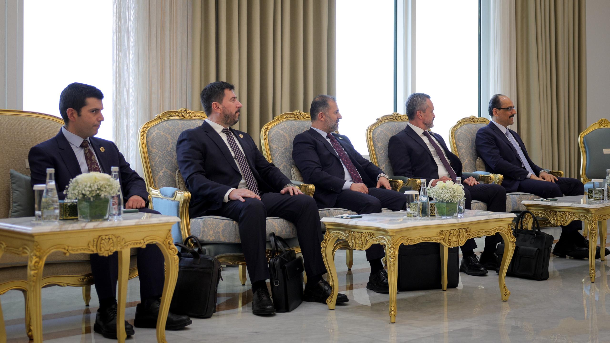 فخامة رئيس الجمهورية السيد أحمد الشرع يرافقه وزير الخارجية والمغتربين السيد أسعد حسن الشيباني ورئيس جهاز الاستخبارات العامة السيد حسين السلامة يلتقي في قصر الشعب بالعاصمة دمشق، رئيس جهاز الاستخبارات العامة في الجمهورية التركية السيد إبراهيم قالن