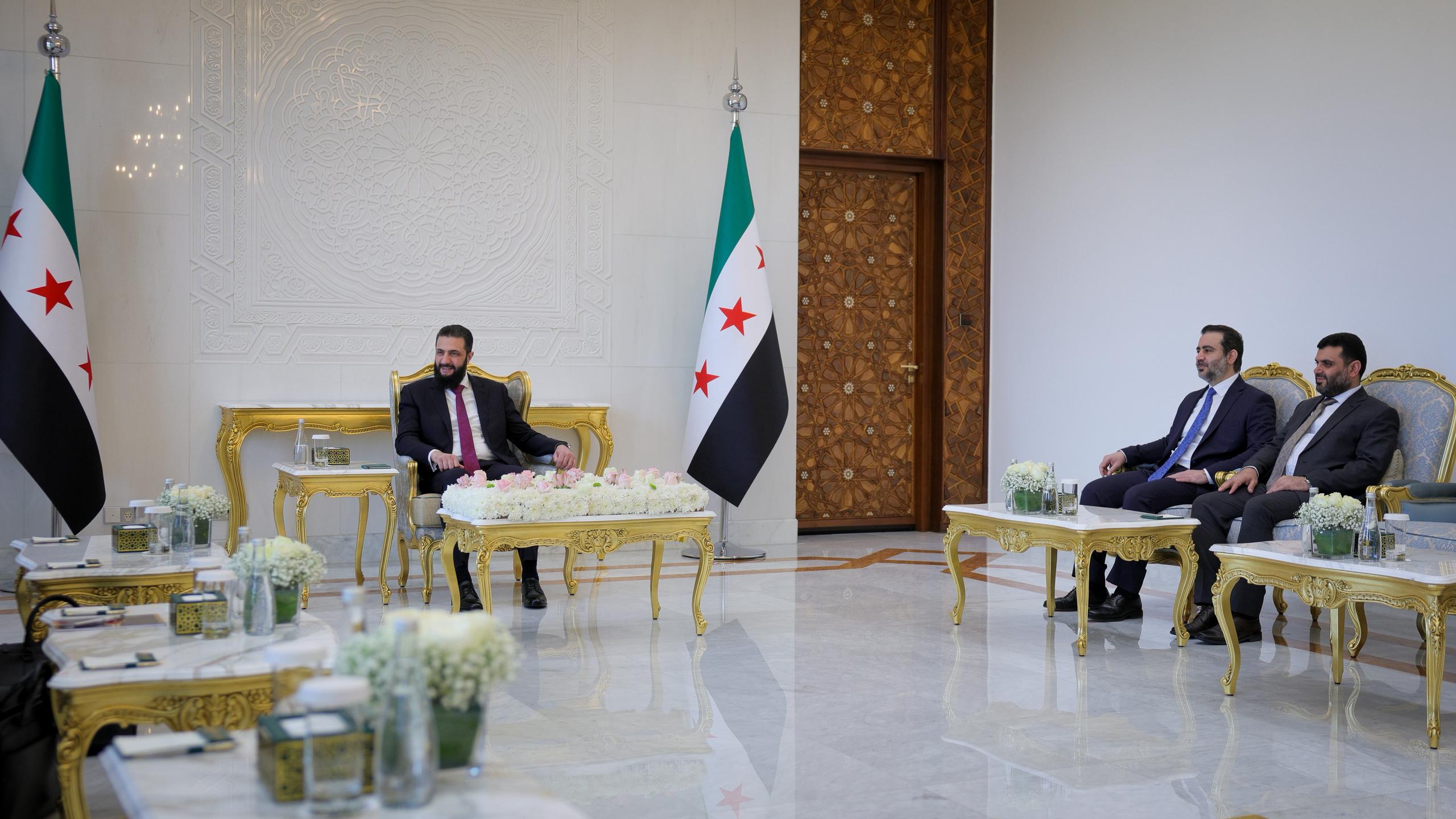 فخامة رئيس الجمهورية السيد أحمد الشرع يرافقه وزير الخارجية والمغتربين السيد أسعد حسن الشيباني ورئيس جهاز الاستخبارات العامة السيد حسين السلامة يلتقي في قصر الشعب بالعاصمة دمشق، رئيس جهاز الاستخبارات العامة في الجمهورية التركية السيد إبراهيم قالن