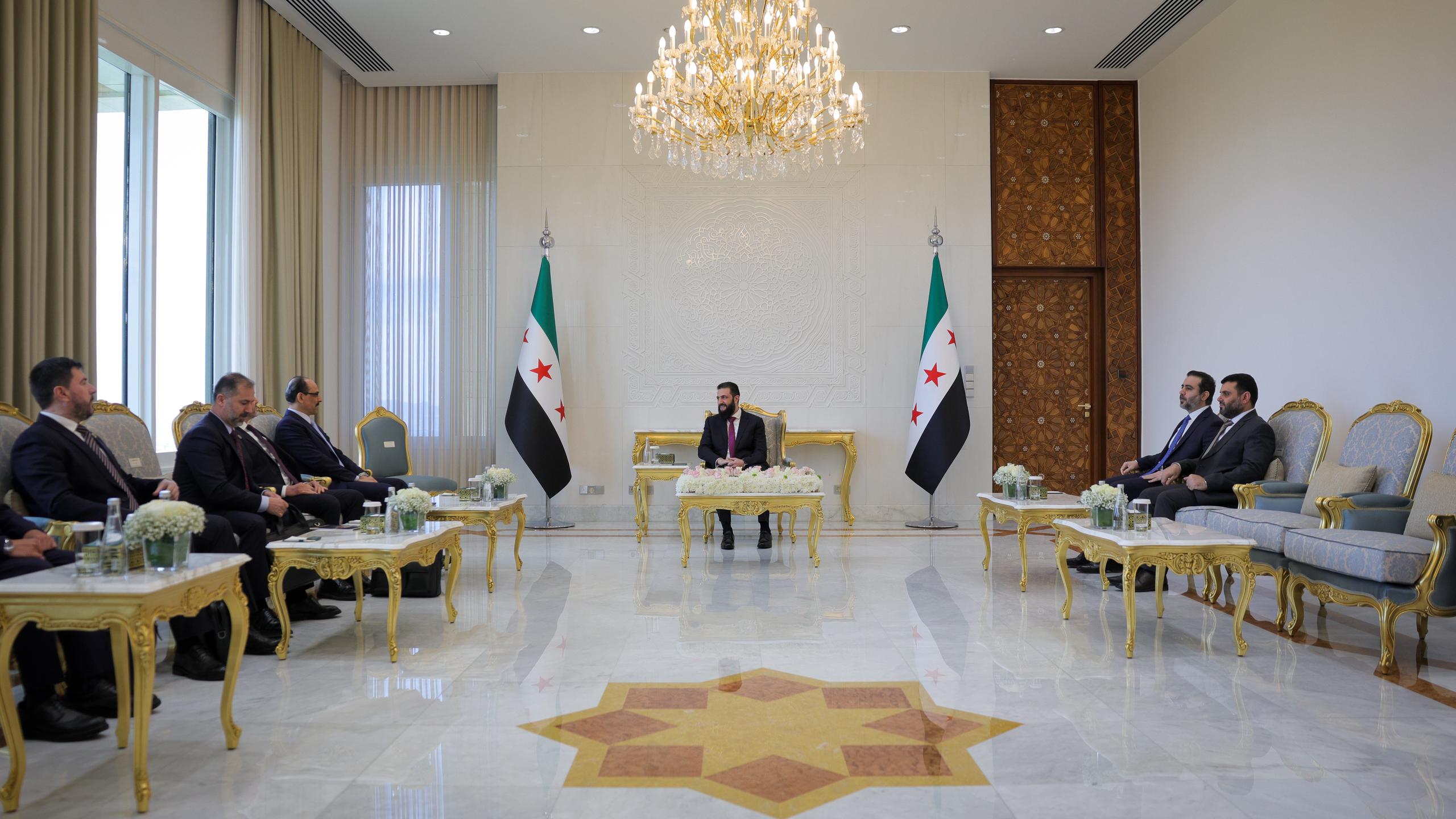 فخامة رئيس الجمهورية السيد أحمد الشرع يرافقه وزير الخارجية والمغتربين السيد أسعد حسن الشيباني ورئيس جهاز الاستخبارات العامة السيد حسين السلامة يلتقي في قصر الشعب بالعاصمة دمشق، رئيس جهاز الاستخبارات العامة في الجمهورية التركية السيد إبراهيم قالن