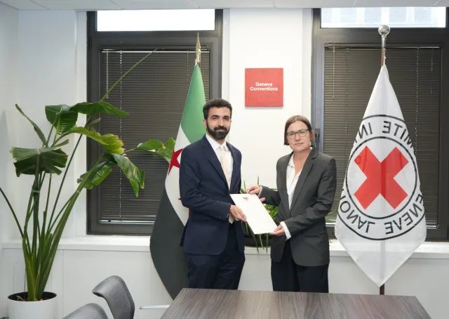 مندوب سوريا الدائم لدى منظمة الأمم المتحدة السيد إبراهيم علبي يسلّم رئيسة اللجنة الدولية للصليب الأحمر السيدة ميريانا سبولياريتش إيغر، وثيقة انضمام الجمهورية العربية السورية إلى المبادرة العالمية لتجديد الالتزام السياسي بالقانون الدولي الإنساني