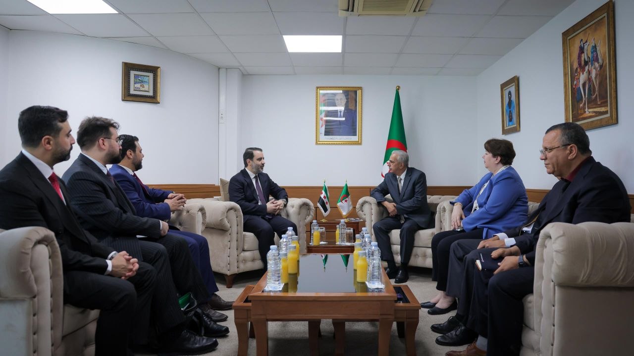التقى وزير الخارجية والمغتربين السيد أسعد حسن الشيباني وزير المناجم والصناعات المنجمية في جمهورية الجزائر الديمقراطية الشعبية السيد مراد حنيفي