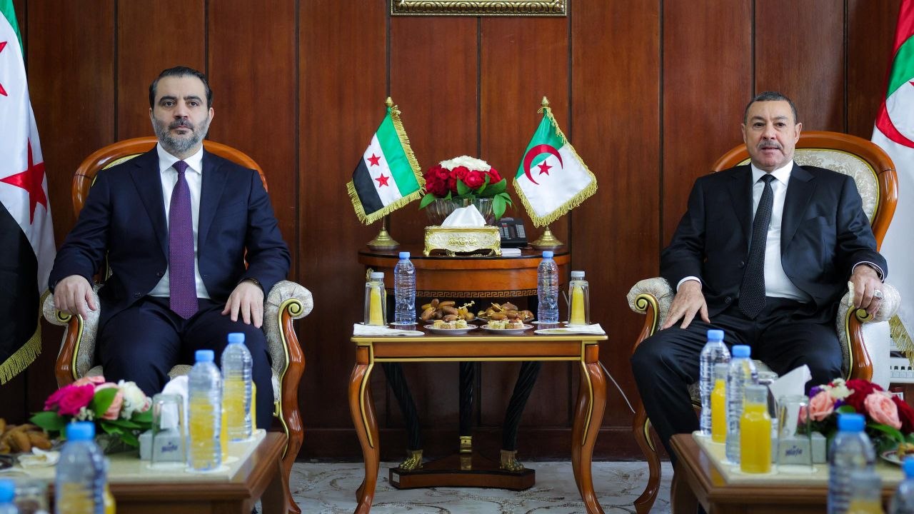 اجتمع وزير الخارجية والمغتربين السيد أسعد حسن الشيباني ورئيس جهاز الاستخبارات العامة السيد حسين السلامة مع وزير الداخلية والجماعات المحلية والنقل في جمهورية الجزائر الديمقراطية الشعبية السيد السعيد السعيود