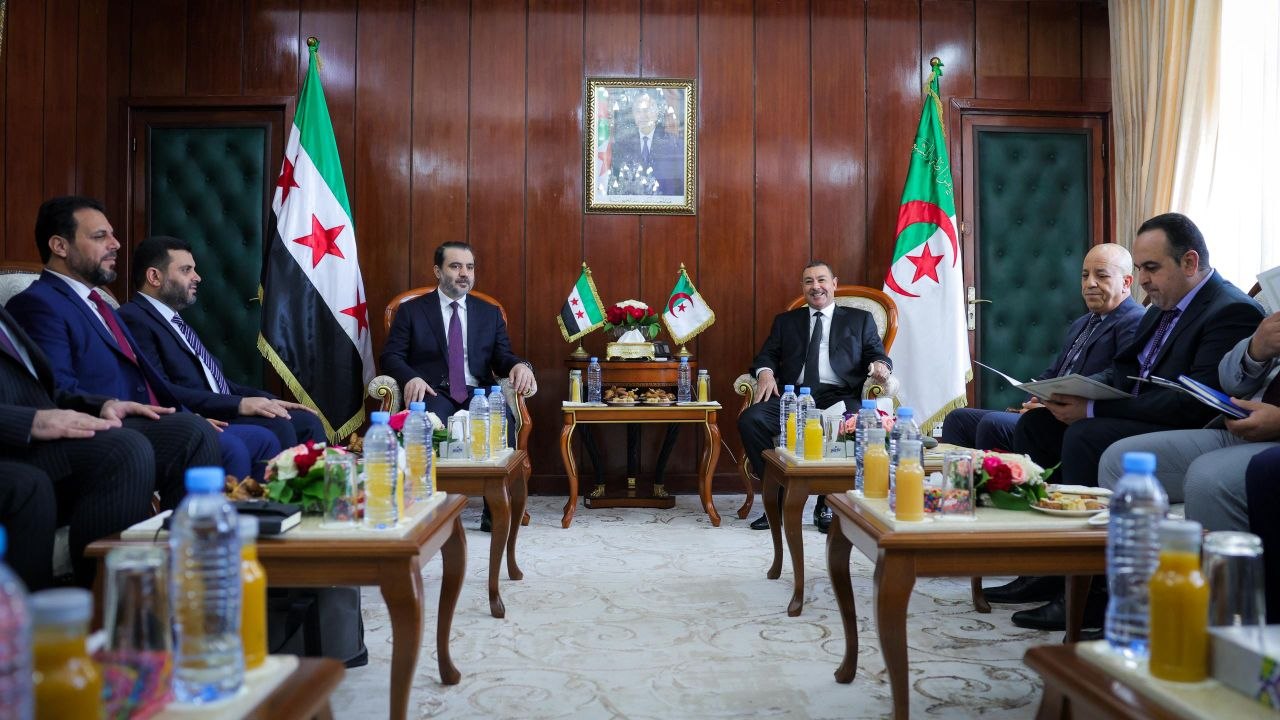 اجتمع وزير الخارجية والمغتربين السيد أسعد حسن الشيباني ورئيس جهاز الاستخبارات العامة السيد حسين السلامة مع وزير الداخلية والجماعات المحلية والنقل في جمهورية الجزائر الديمقراطية الشعبية السيد السعيد السعيود