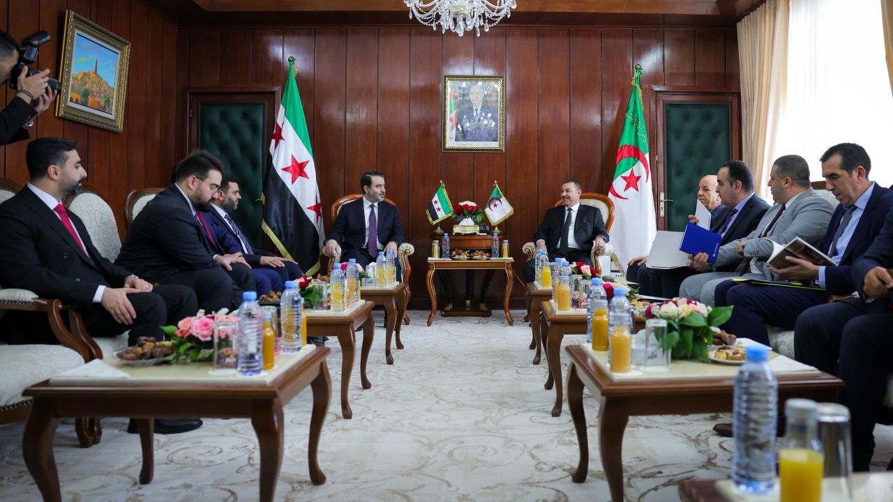 اجتمع وزير الخارجية والمغتربين السيد أسعد حسن الشيباني ورئيس جهاز الاستخبارات العامة السيد حسين السلامة مع وزير الداخلية والجماعات المحلية والنقل في جمهورية الجزائر الديمقراطية الشعبية السيد السعيد السعيود