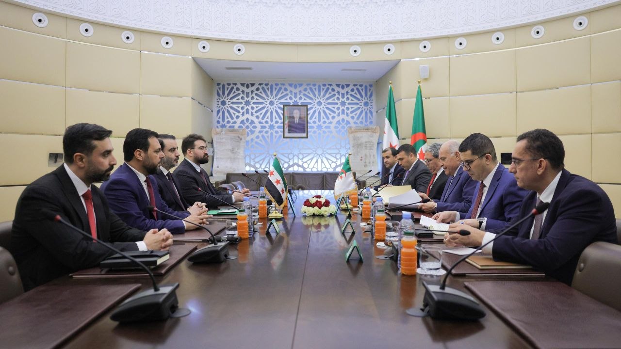 التقى وزير الخارجية والمغتربين السيد أسعد حسن الشيباني وزير الشؤون الخارجية والجالية الوطنية بالخارج والشؤون الإفريقية في جمهورية الجزائر الديمقراطية الشعبية السيد أحمد عطاف