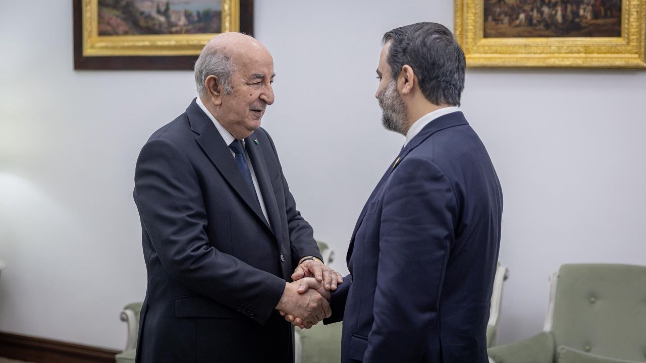 وزير الخارجية والمغتربين السيد أسعد حسن الشيباني يلتقي فخامة رئيس الجمهورية الجزائرية الديمقراطية الشعبية السيد عبد المجيد تبون، بحضور رئيس جهاز الاستخبارات العامة السيد حسين السلامة