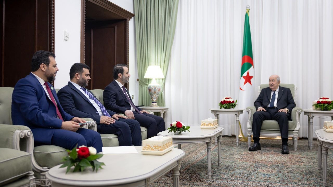 وزير الخارجية والمغتربين السيد أسعد حسن الشيباني يلتقي فخامة رئيس الجمهورية الجزائرية الديمقراطية الشعبية السيد عبد المجيد تبون، بحضور رئيس جهاز الاستخبارات العامة السيد حسين السلامة