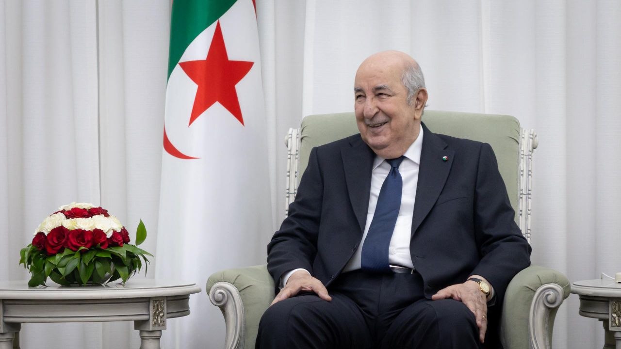 وزير الخارجية والمغتربين السيد أسعد حسن الشيباني يلتقي فخامة رئيس الجمهورية الجزائرية الديمقراطية الشعبية السيد عبد المجيد تبون، بحضور رئيس جهاز الاستخبارات العامة السيد حسين السلامة
