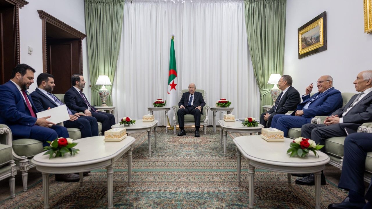 وزير الخارجية والمغتربين السيد أسعد حسن الشيباني يلتقي فخامة رئيس الجمهورية الجزائرية الديمقراطية الشعبية السيد عبد المجيد تبون، بحضور رئيس جهاز الاستخبارات العامة السيد حسين السلامة